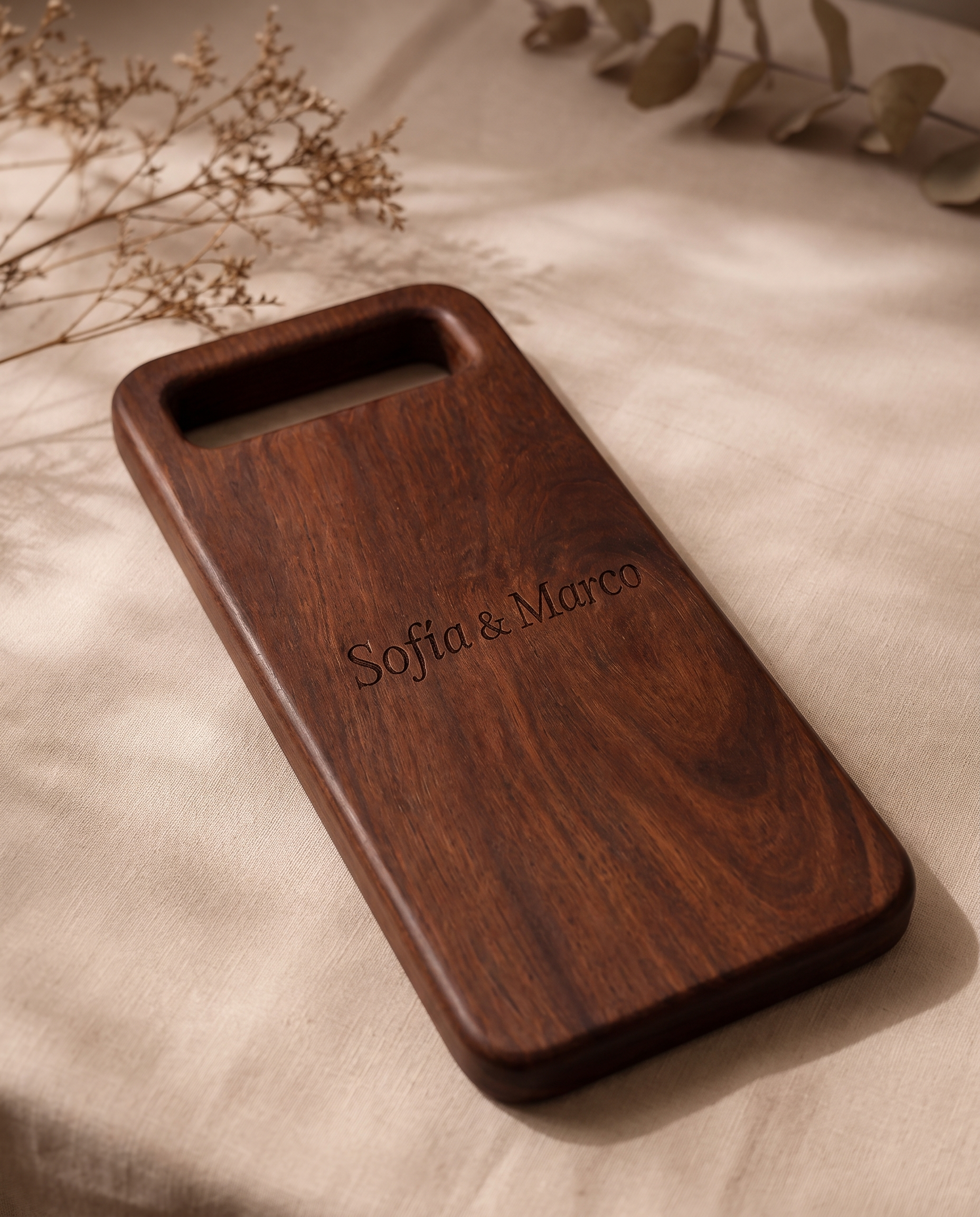 Tabla de parota con grabado láser personalizado Sofía y Marco